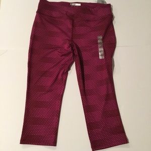 Capri leggings. Red. Zipper pocket in back. M. Forever21. New with tags